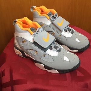 NIKE AIR-Diamond Turf 2 Sneakers